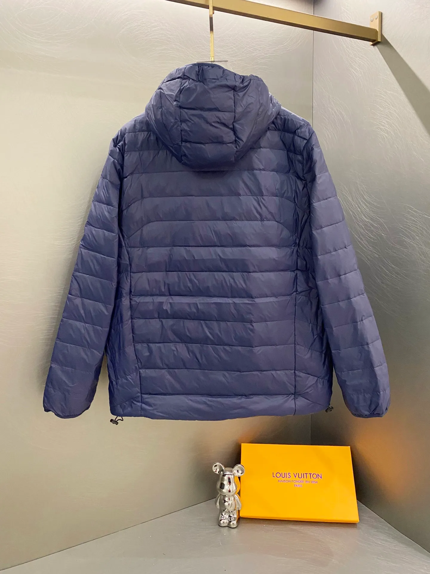 P640 Ralph Lauren/Ralph Lauren 24aw new winter product, Gorham series down jacket for sale on North American official website, classic and light down hooded down jacket - 0.15 grid nylon coating on the face for light three-proof construction, built-in 360T anti-drilling velvet coated gallbladder - corn tooth high-quality resin zipper, five large and small partition zippers all over the body, separate molding - originality restoration, original molding, full set of customized accessories, 100% detail processing - RL Ralph Lauren's classic best-selling hooded down jacket with small label. Best-selling offline in North America and out of stock all year round. Black, blue and army green three colors. Simple and versatile. Very practical. Detachable hood. Velcro to tighten cuffs. Elastic cord at hem. Free elastic adjustment. 350 grams of zoned down filling. Warm and comfortable. Warm in winter. Color: black, navy blue, army green. Size: M — XXL